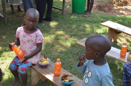 Die Kleinen, Ali und Sam, lassen es sich besonders schmecken.